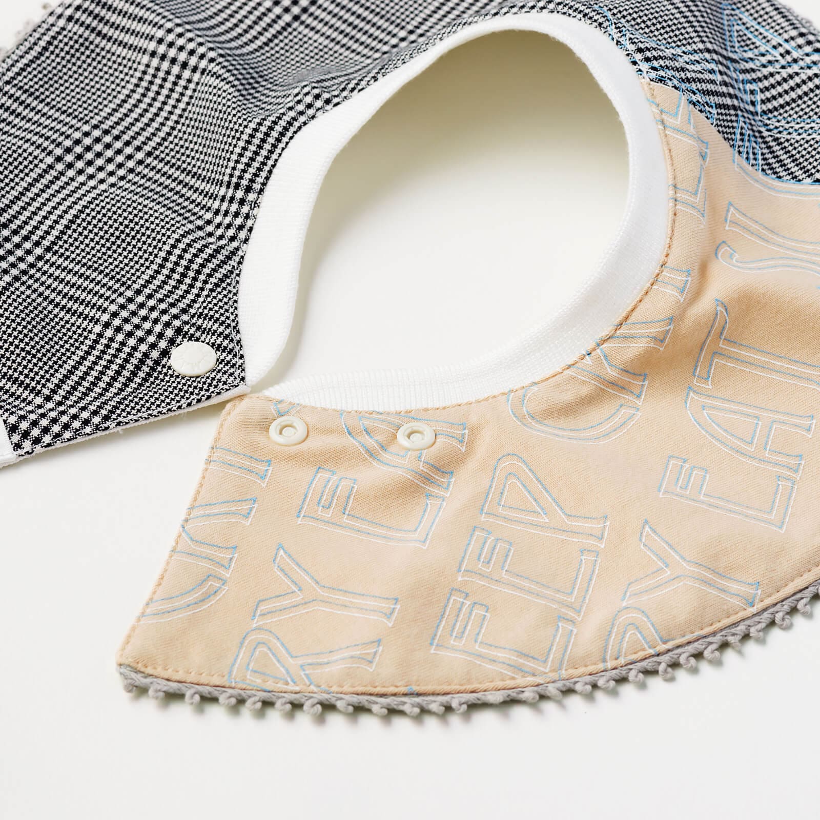 MARLMARLのまあるいスタイは「スタイがくるっと回転してしまう」問題を解決します。 回転してもよだれを逃さずキャッチ。