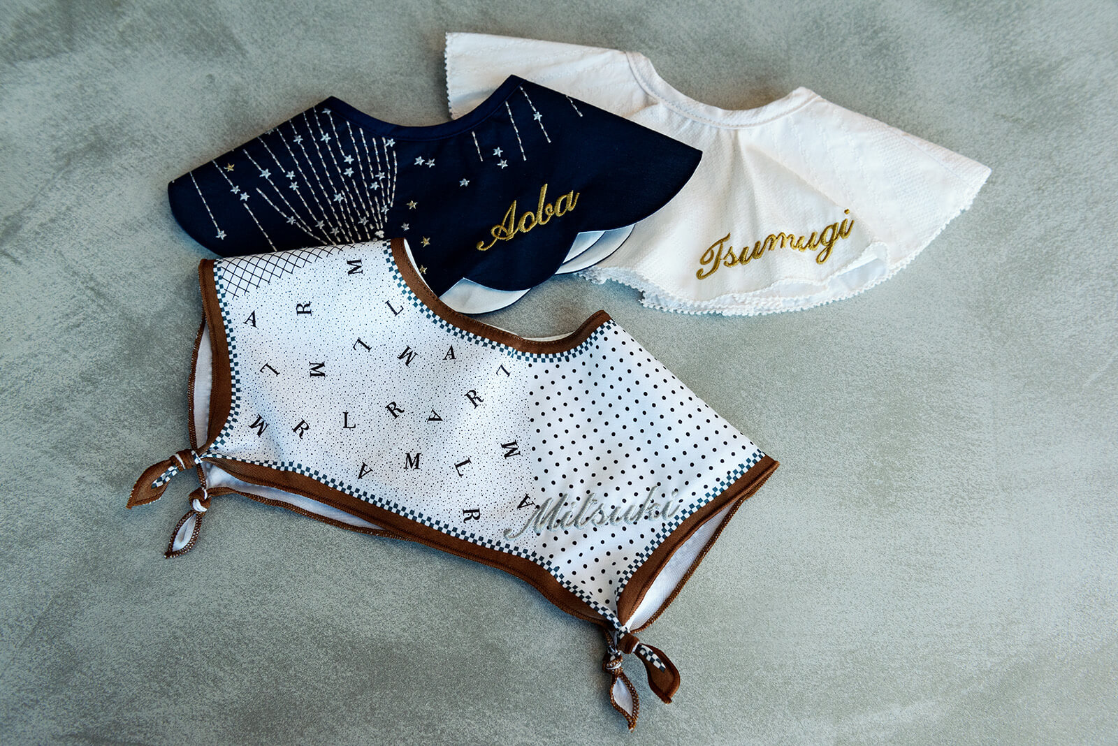 MARLMARL 3bibs 名入れ刺しゅうをすればさらにスペシャルな一枚に。