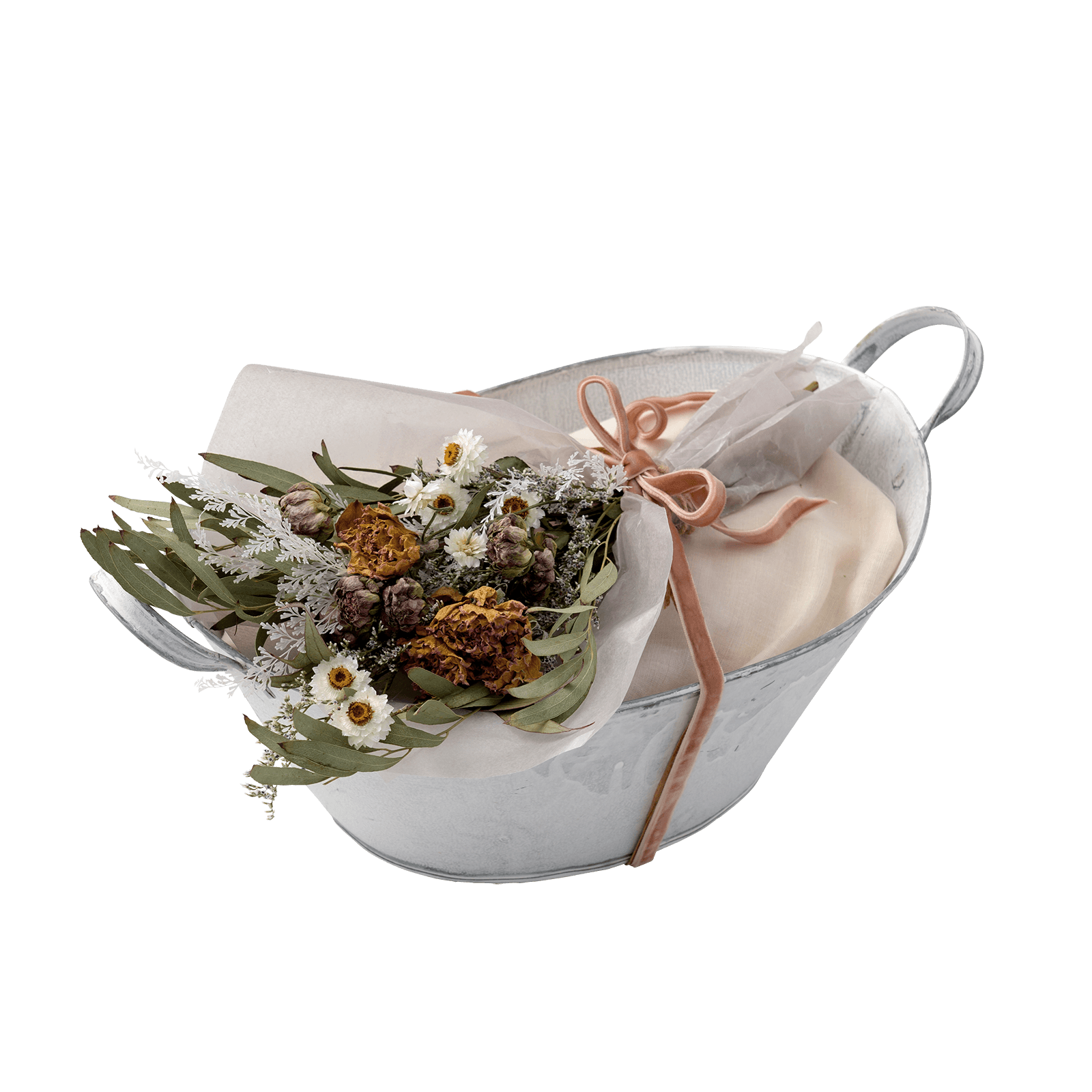 「By You」で作る、ベビーだけでなくママへの花束もブリキのバスケットに詰め合わせたギフト。