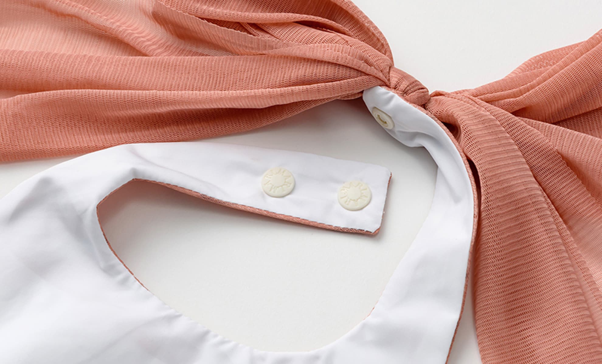 スナップボタンで着脱簡単