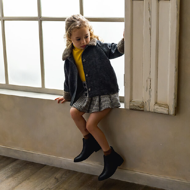 3-4 girls beginning of autumn outfit model