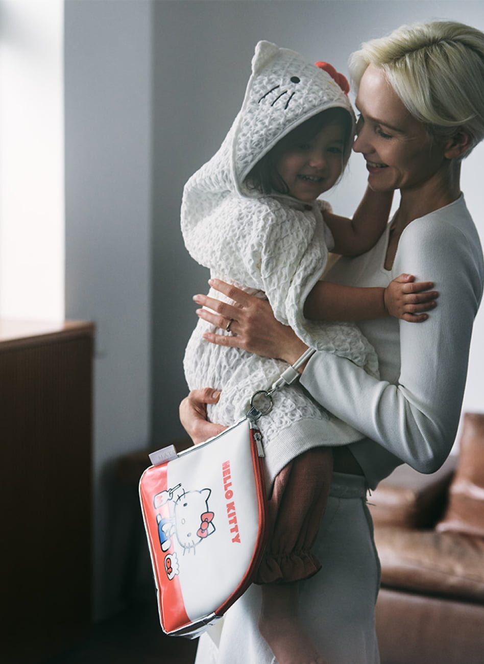 鏡を見て「いっしょだね」と笑う。言葉にしなくても伝わる「大好き」。