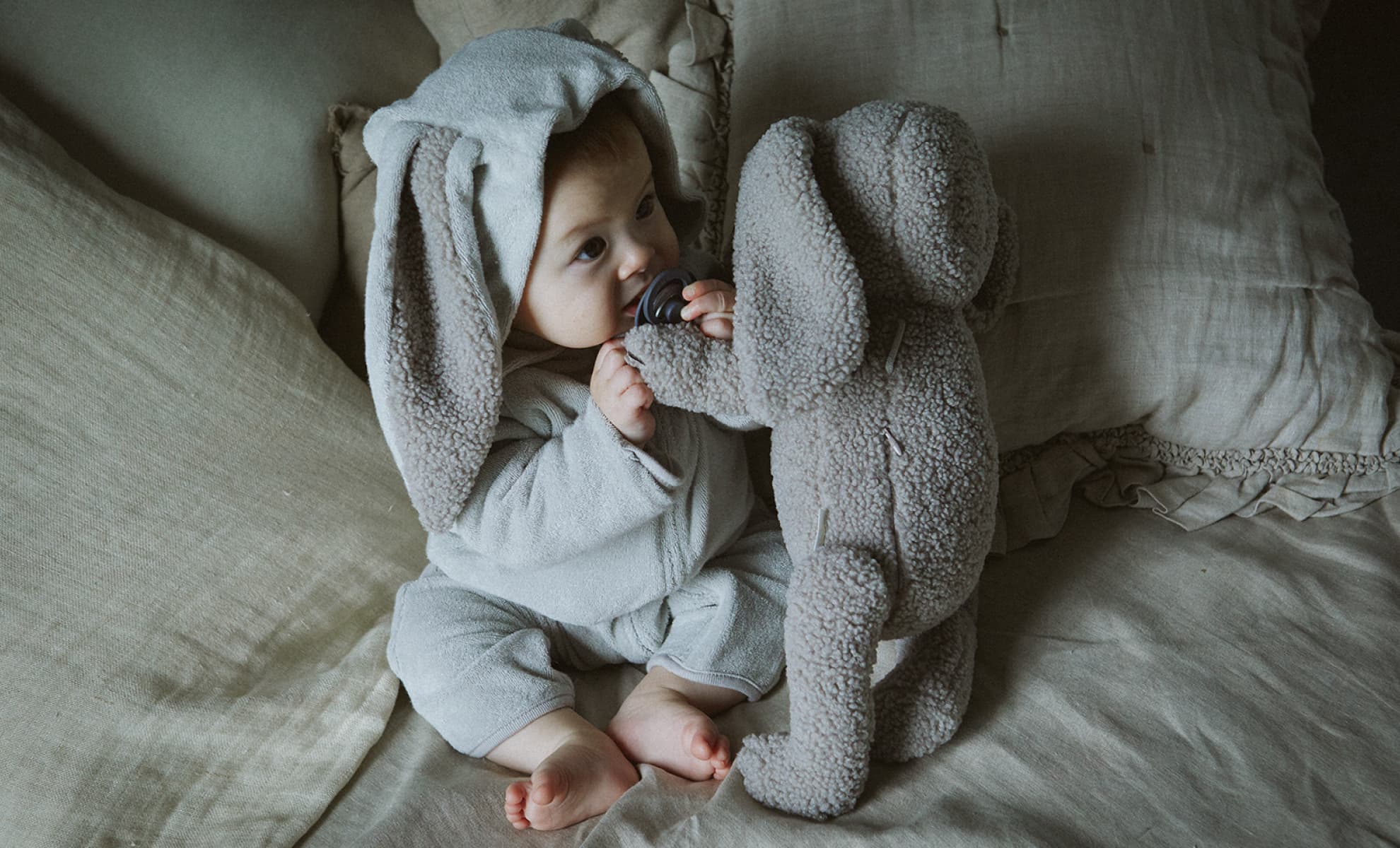 左手にはおしゃぶりの装着できるリング付き