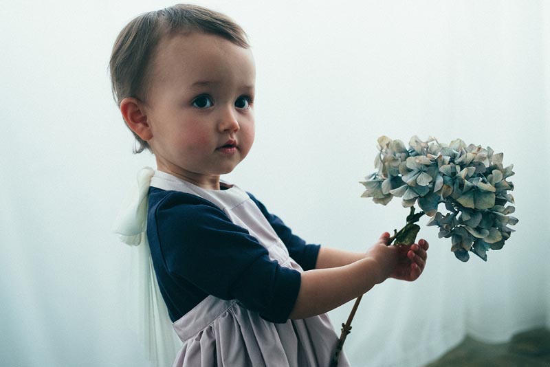 ブーケ 1 magnoliaを着ている女の子