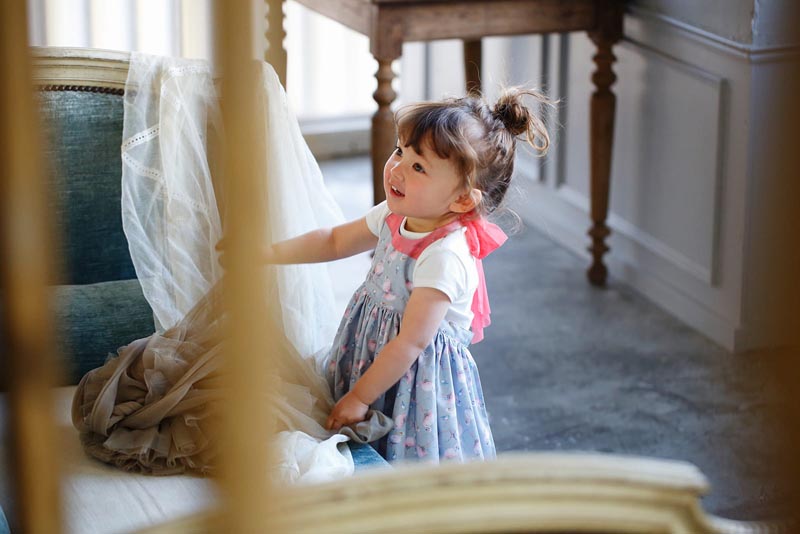 ブーケ 6 flamingo pinkを着ている女の子