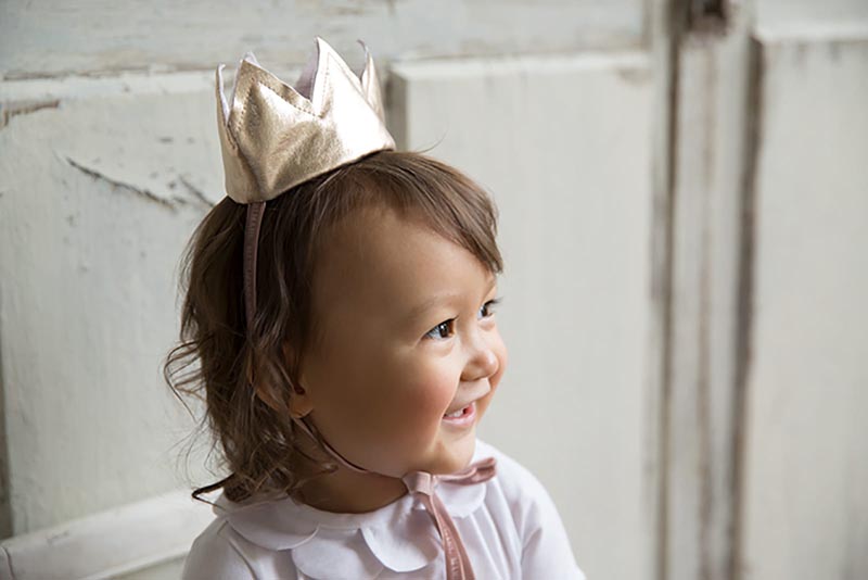 クラウン 1 gold pinkをかぶっている女の子