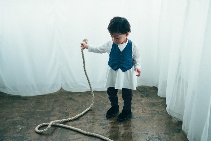 ギャルソン 1 navyを着ている男の子