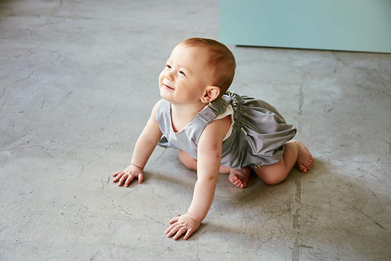 お食事エプロンpainter 2 grey gizagiza