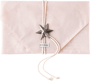 贈り物や金品を包む心づかいを示す「袱紗（ふくさ）」をイメージしました。気軽な贈り物にも適しています。