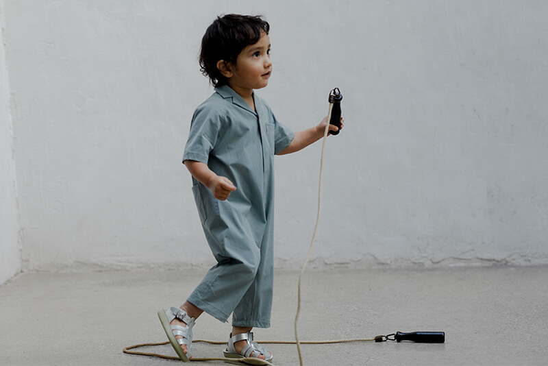 ストン 2 grassを着ている男の子