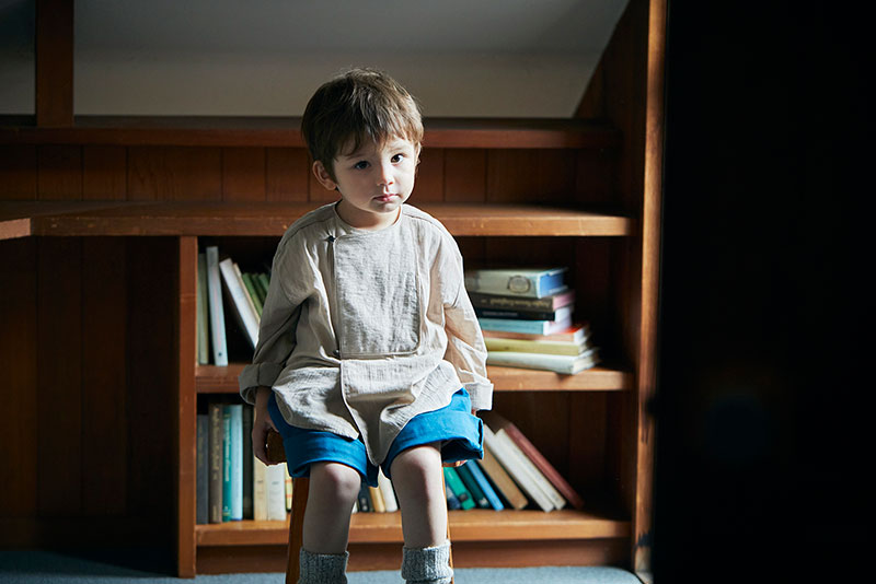 シャツ 2 bosom beigeを着ている男の子