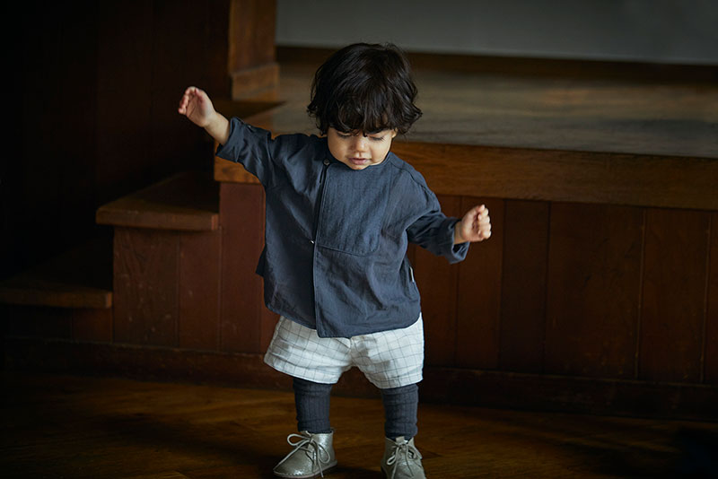 シャツ 3 bosom navyを着ている男の子