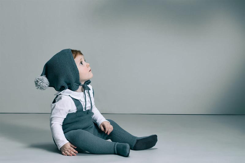 ボディースーツ 3 petal whiteを着ている男の子