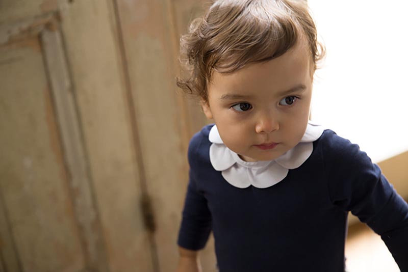 ボディースーツ 4 petal navyを着ている女の子