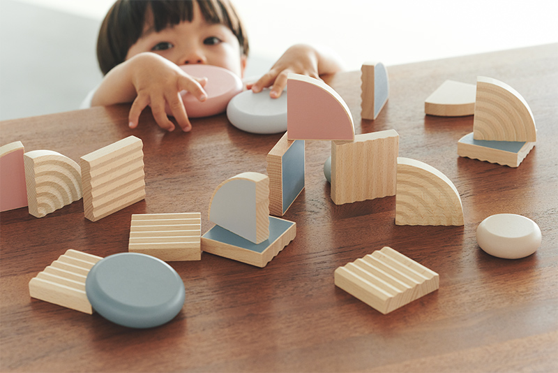 ウネブロックで遊んでいる男の子