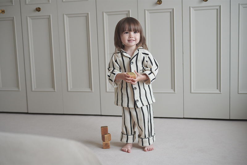 カーミー 1 stripeを着ている女の子