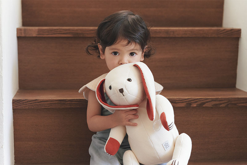 ビーエフエフプラス akaneに顔を近づけている女の子