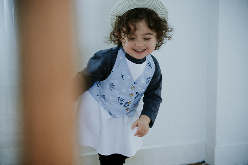 ギャルソン 5 dinosaursを着ている男の子