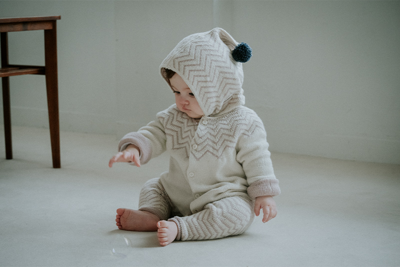 カーディガン 5 yamaji momoを着ている女の子