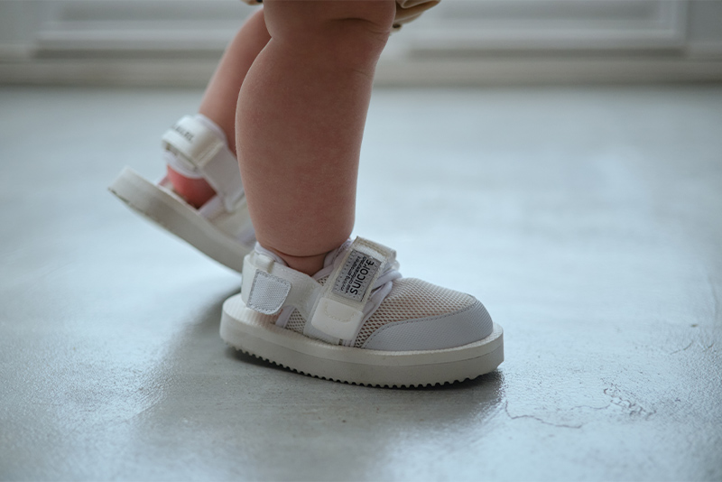 サンダル 1 whiteを穿いている男の子