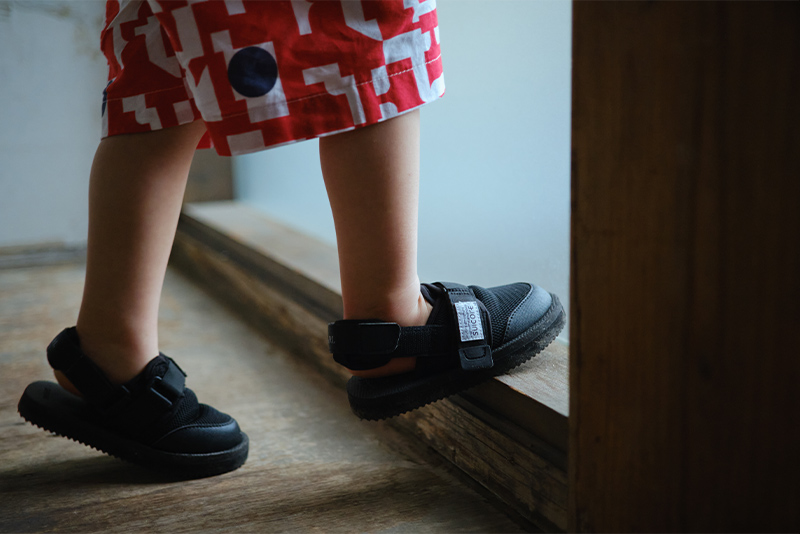 サンダル SUICOKE ZAVO 3 blackを穿いている男の子
