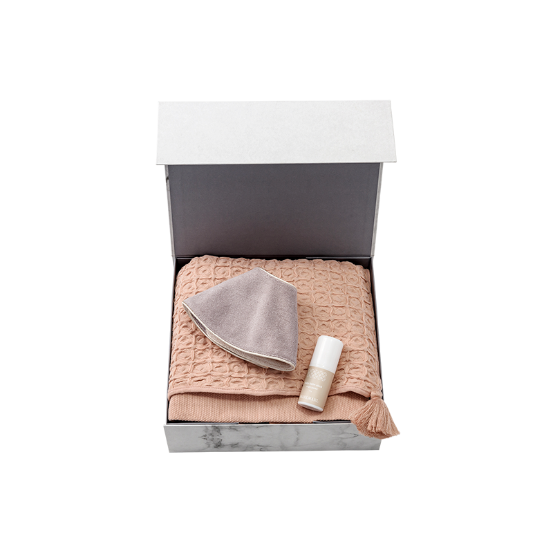 スタイ＋フード付きタオル＋スキンケアアイテム1点