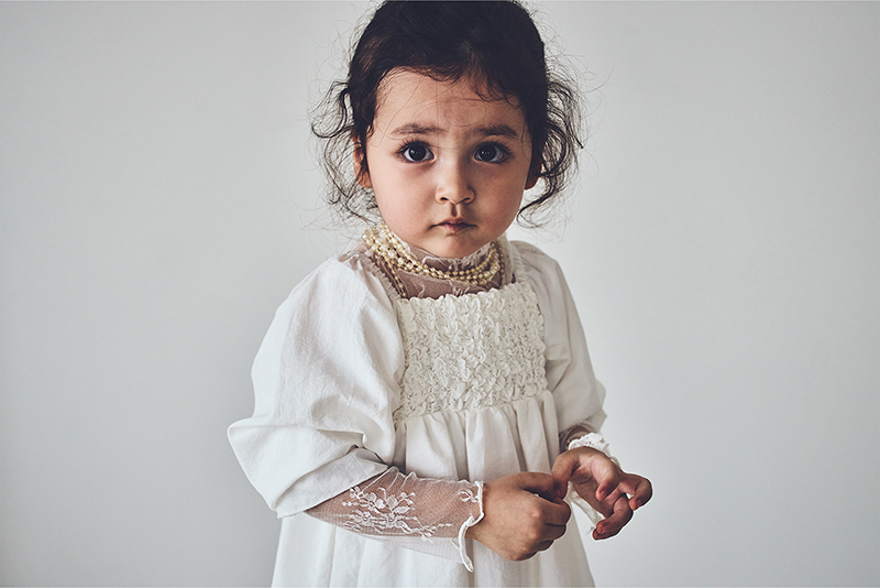 ドレス pompadour dress 1 whiteを着ている女の子