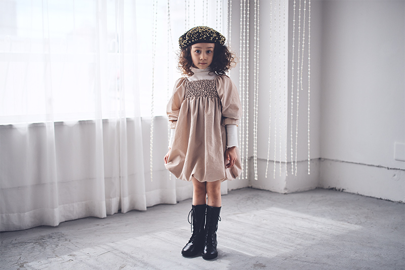 ドレス pompadour dress 2 beigeを着ている女の子
