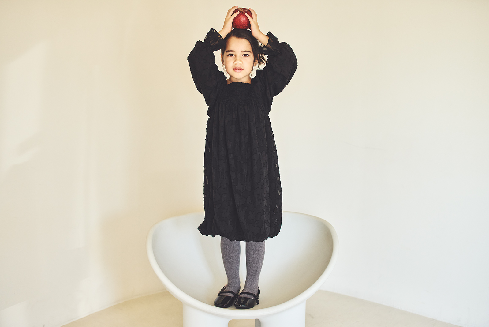 ドレス pompadour dress 5 leaf blackを着ている女の子