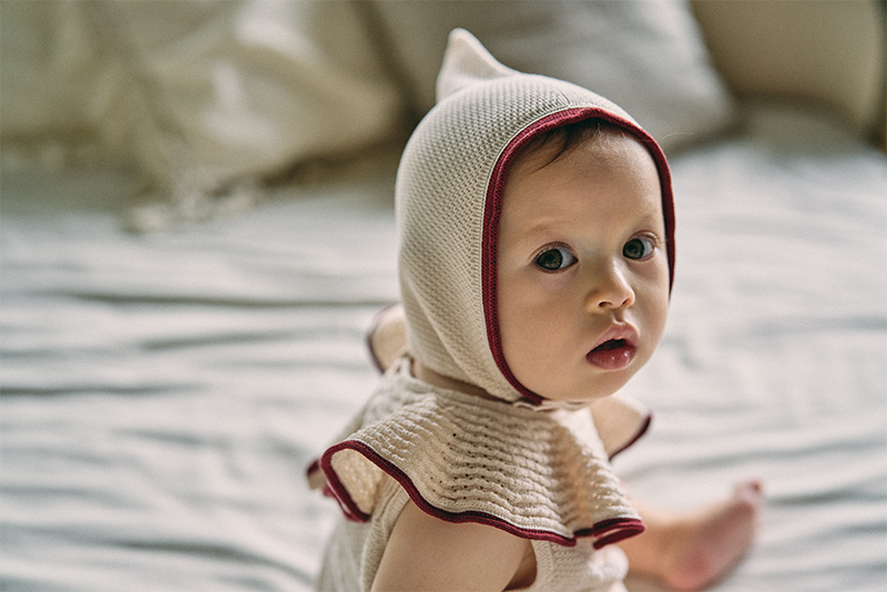 ニット帽 knit bonnet mini beniをかぶっている女の子