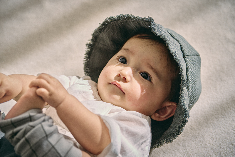 アウトドアハット brim infant oliveをかぶっている女の子