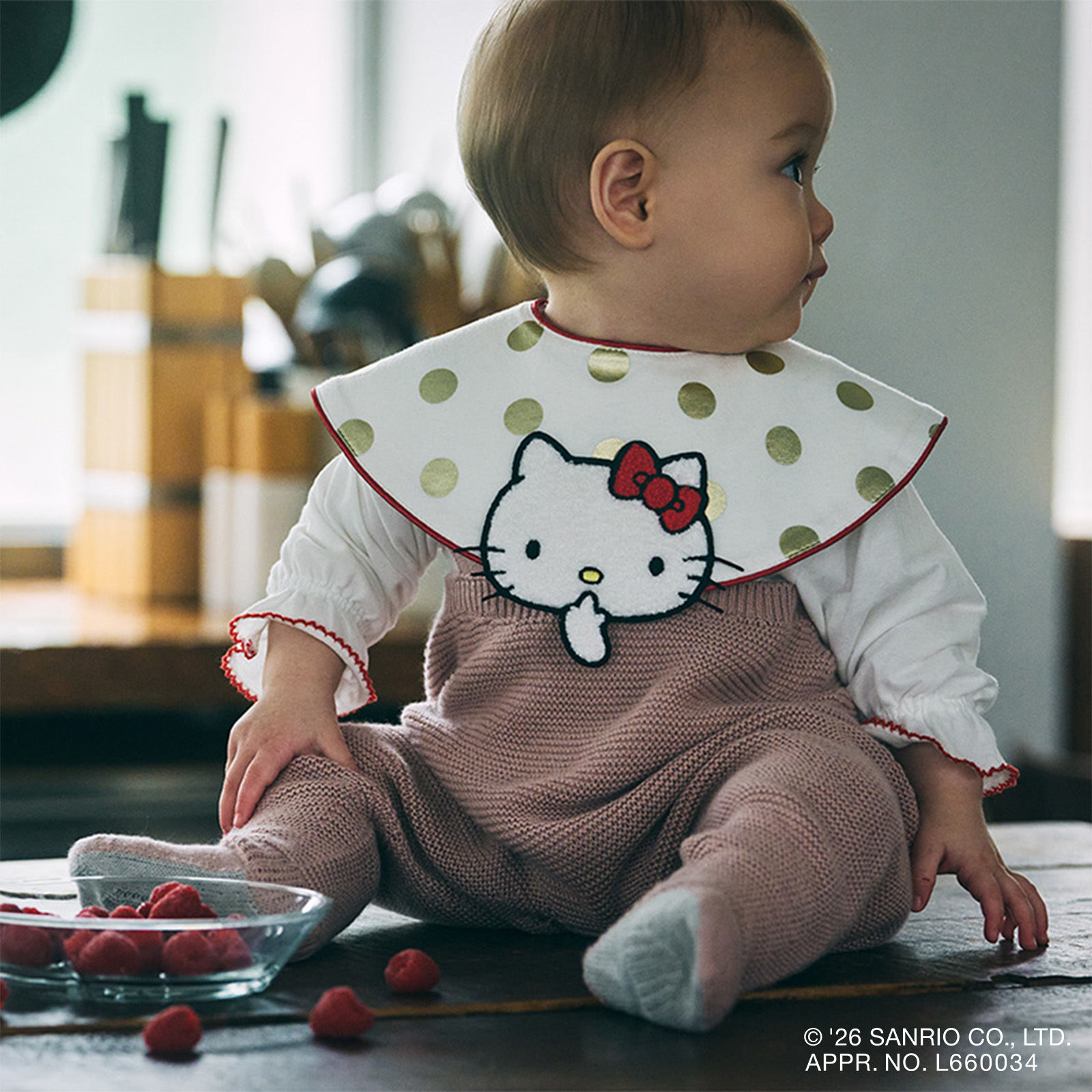 pop-out bib / Hello Kitty