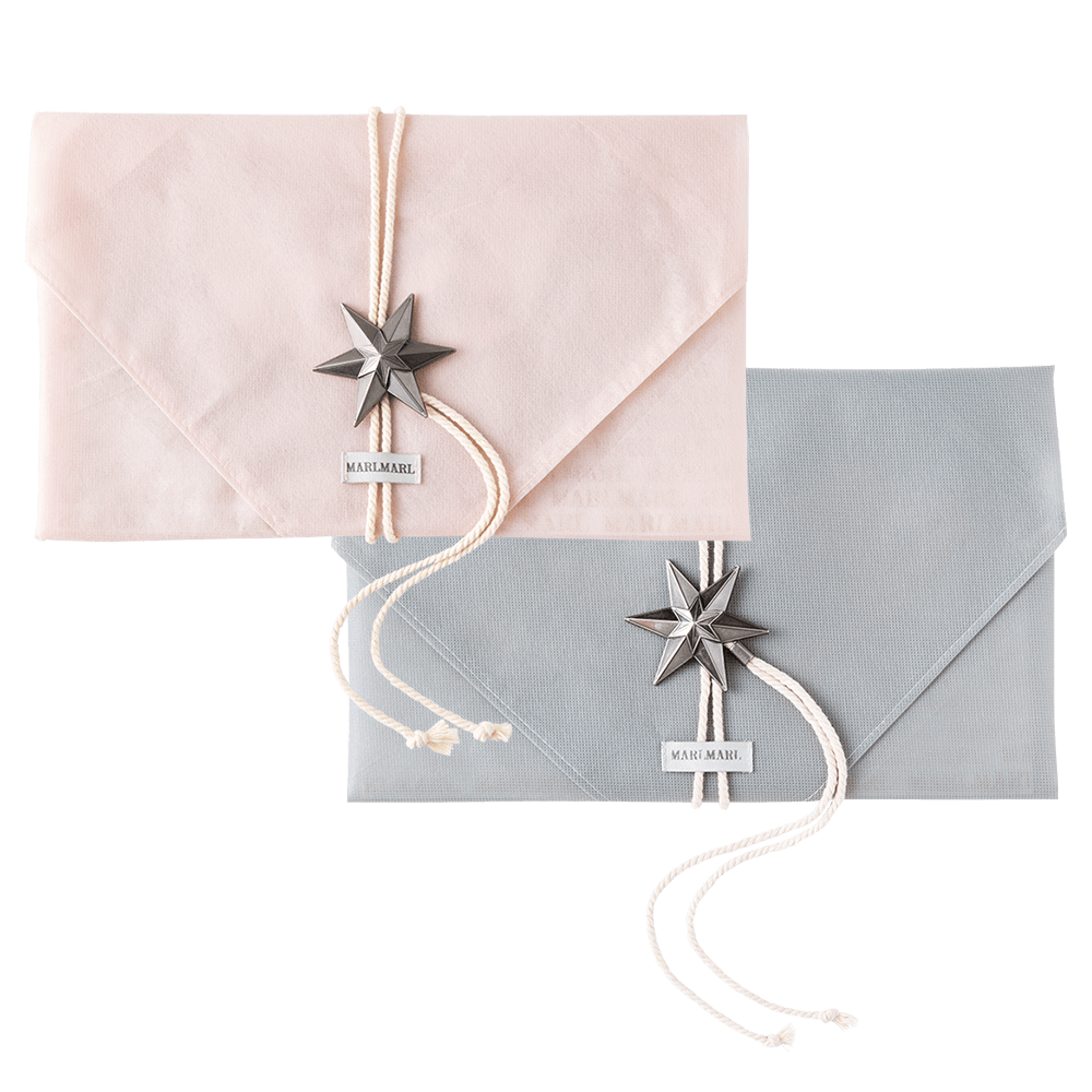 M贈答などで金品を包む祭、心づかいを示すために用いる袱紗（ふくさ）をイメージしました。多様なサイズに対応できるので、ちょっとしたポーチがわりにしても。by MARLMARL