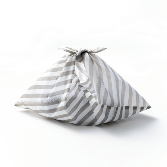 gift boxを包んで持ち運ぶのにちょうどいい、風呂敷をイメージしました。訪問シーンにぴったりのアイテムです。by MARLMARL