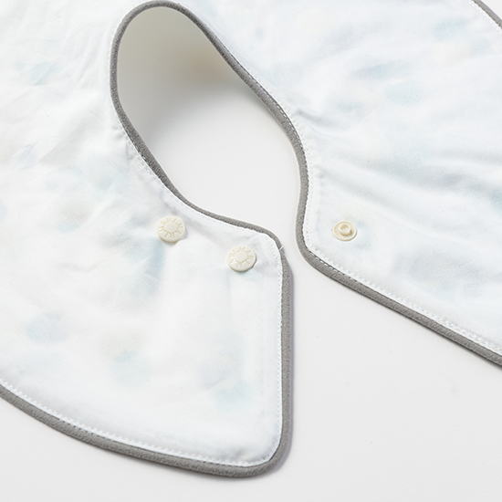 MARLMARLのtamayuraは他のシリーズよりも薄手で軽量。裏地に撥水加工を施しているので、よだれをキャッチ&吸収する機能性はそのままです。