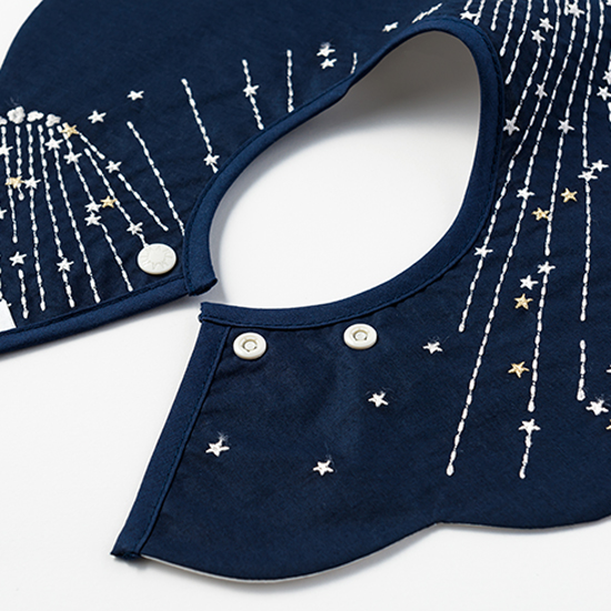 MARLMARLのまあるいスタイは「スタイがくるっと回転してしまう」問題を解決します。回転してもよだれを逃さず、向きによって異なるデザインが楽しめます。