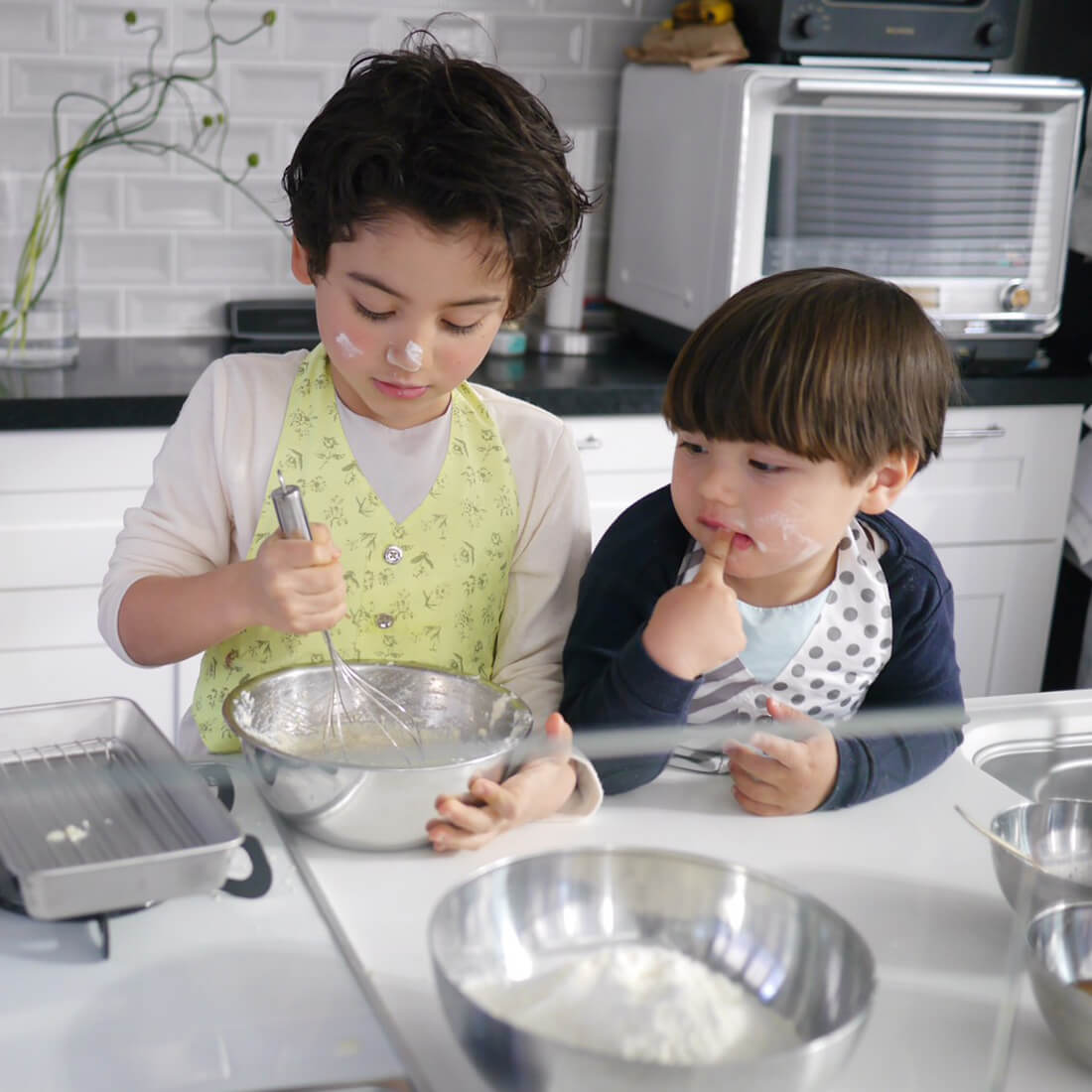 お食事中の汚れからお洋服をガードするのはもちろん、エプロンにもシミない防汚素材を採用。 by MARLMARL