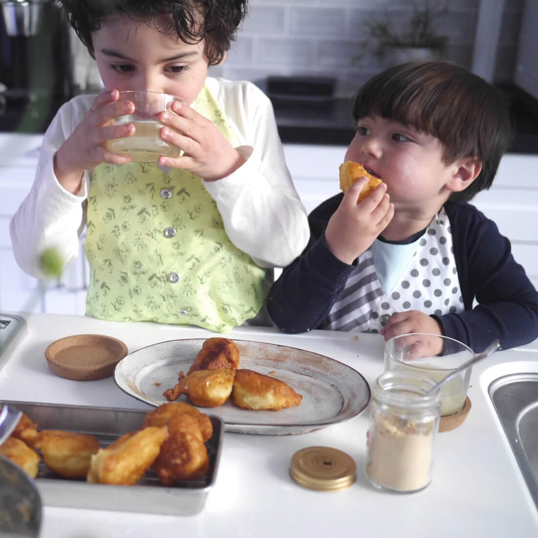 お食事中の汚れからお洋服をガードするのはもちろん、エプロンにもシミない防汚素材を採用。 by MARLMARL