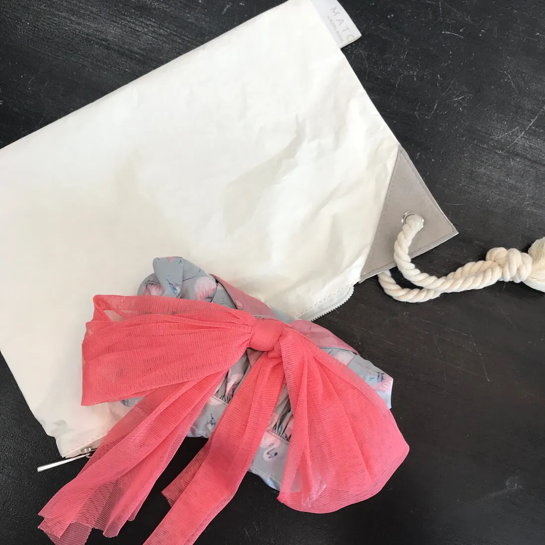 さらりとした着心地でベビーにも着せやすい軽量素材は、シワになりにくいので畳んでコンパクトに収納できます。お出かけの持ち歩きにも便利です。 by MARLMARL