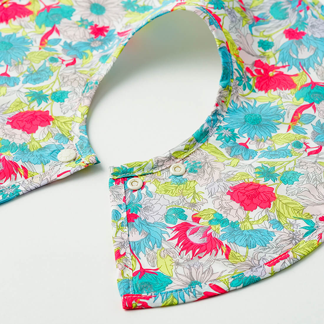 MARLMARLのまあるいスタイは「スタイがくるっと回転してしまう」問題を解決します。 回転してもよだれを逃さずキャッチ。