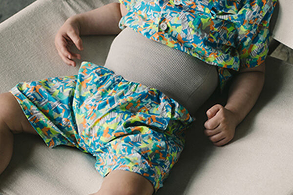 MARLMARL ベビーのおなかを優しく守り、着崩れしにくい幅広リブをウエストに採用しました。様々な体系の子に合う、ゆったりしたシルエットもポイント。