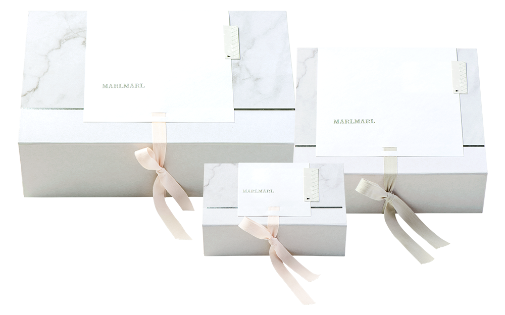 日本伝統の「かごめ柄」から発想を得たモダンデザインのギフトボックス。星のように見える模様には、お守りモチーフとして「すこやかに育ってほしい」という思いを込めました。