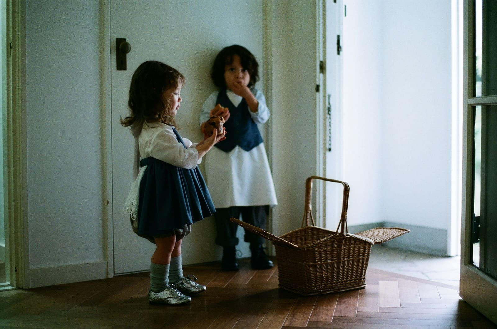 マールマールお食事エプロンネイビーカラー男女ペアのスタイリング