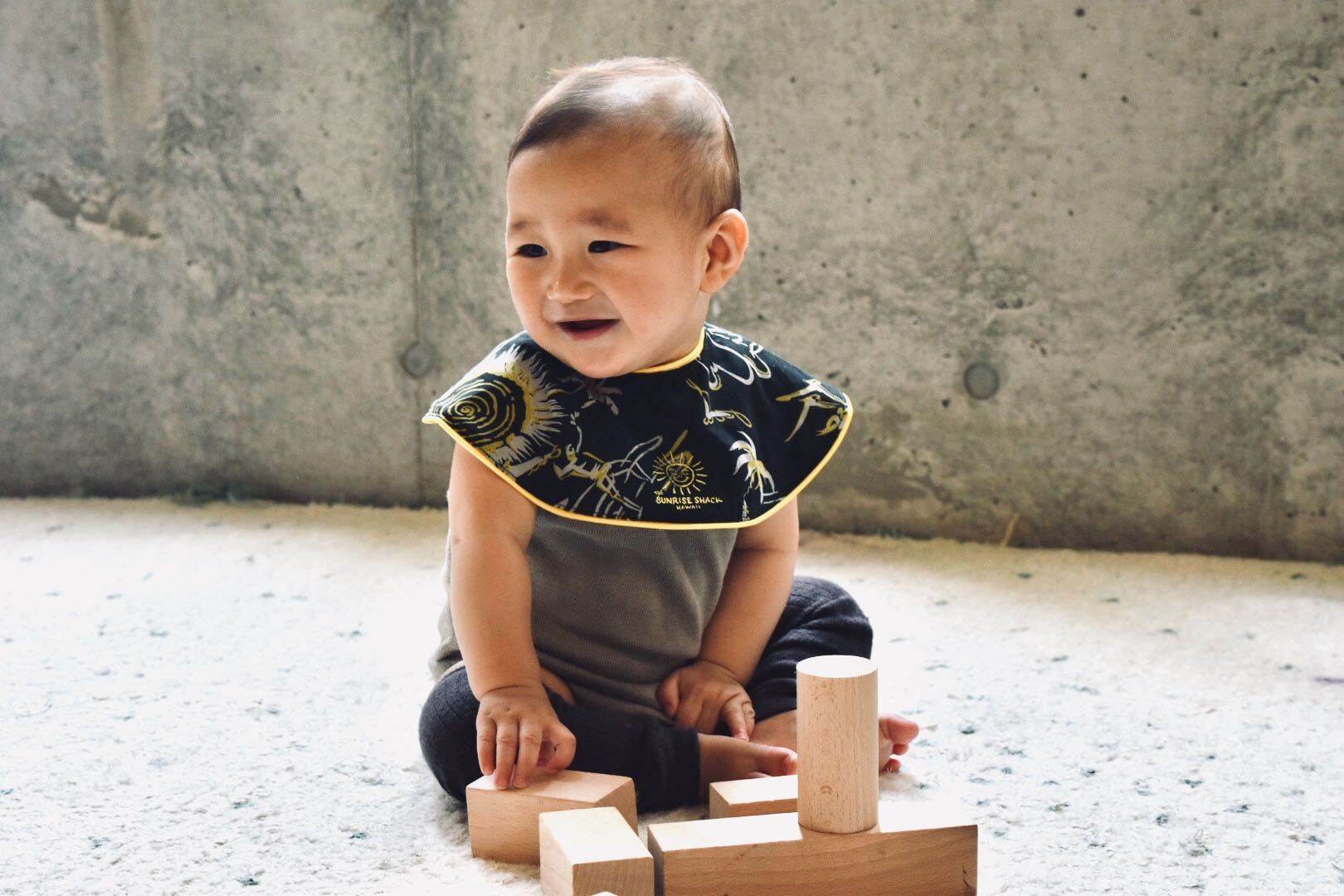 The Sunrise Shack baby sun［aloha black］ ¥3,000 (＋tax) | 出産祝い・ギフトならMARLMARLのスタイ