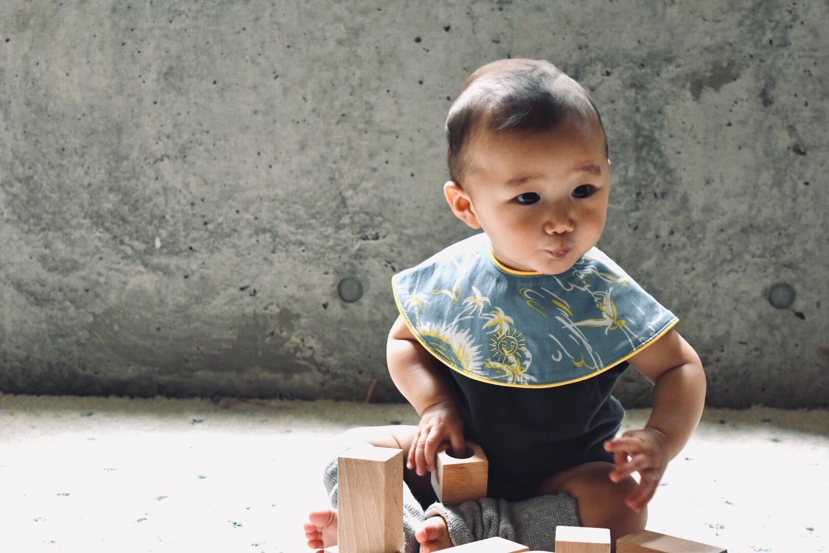 The Sunrise Shack baby sun［aloha blue］ ¥3,000 (＋tax) | 出産祝い・ギフトならMARLMARLのスタイ