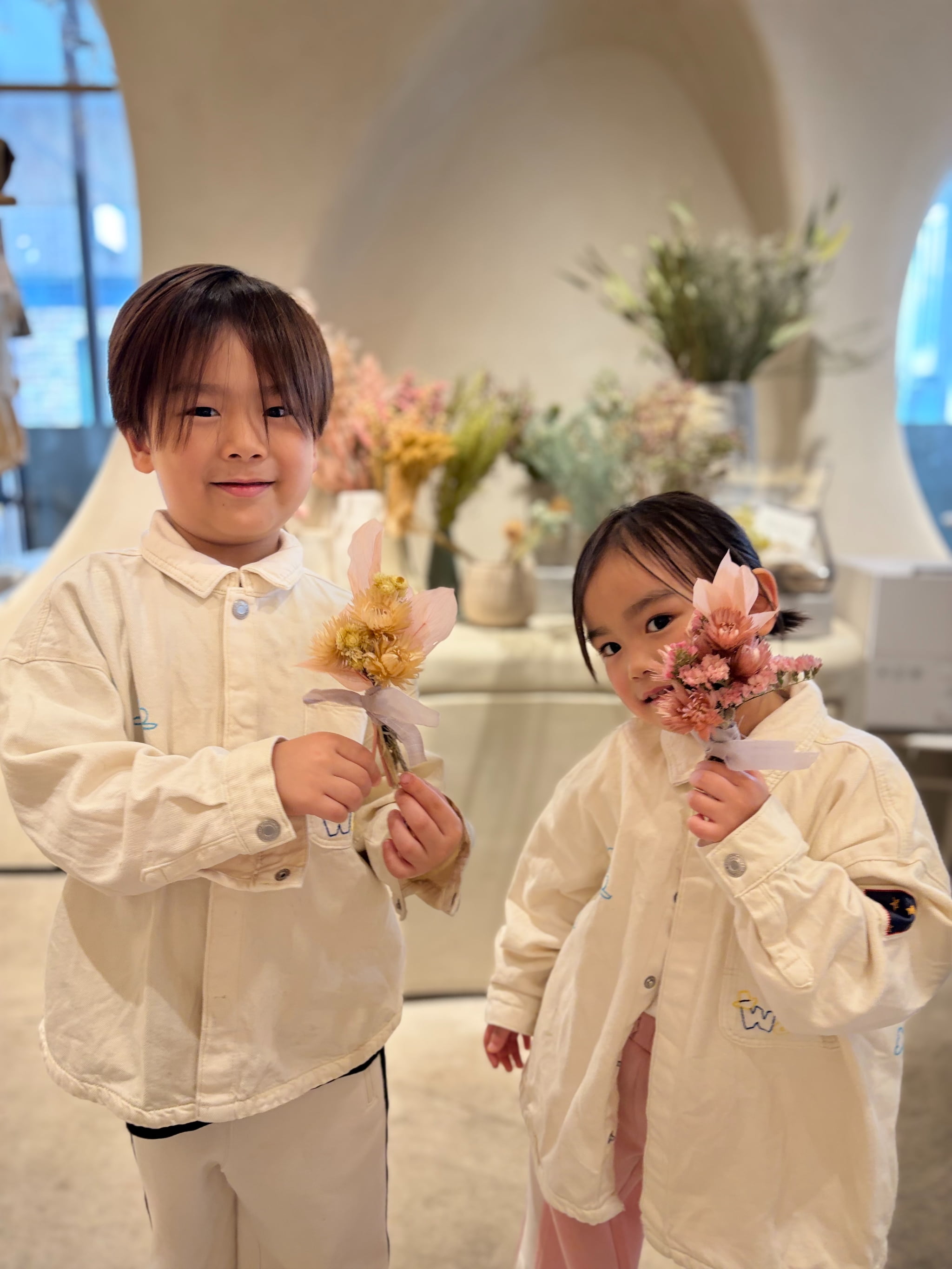 笑顔で作品を受け取るお客様