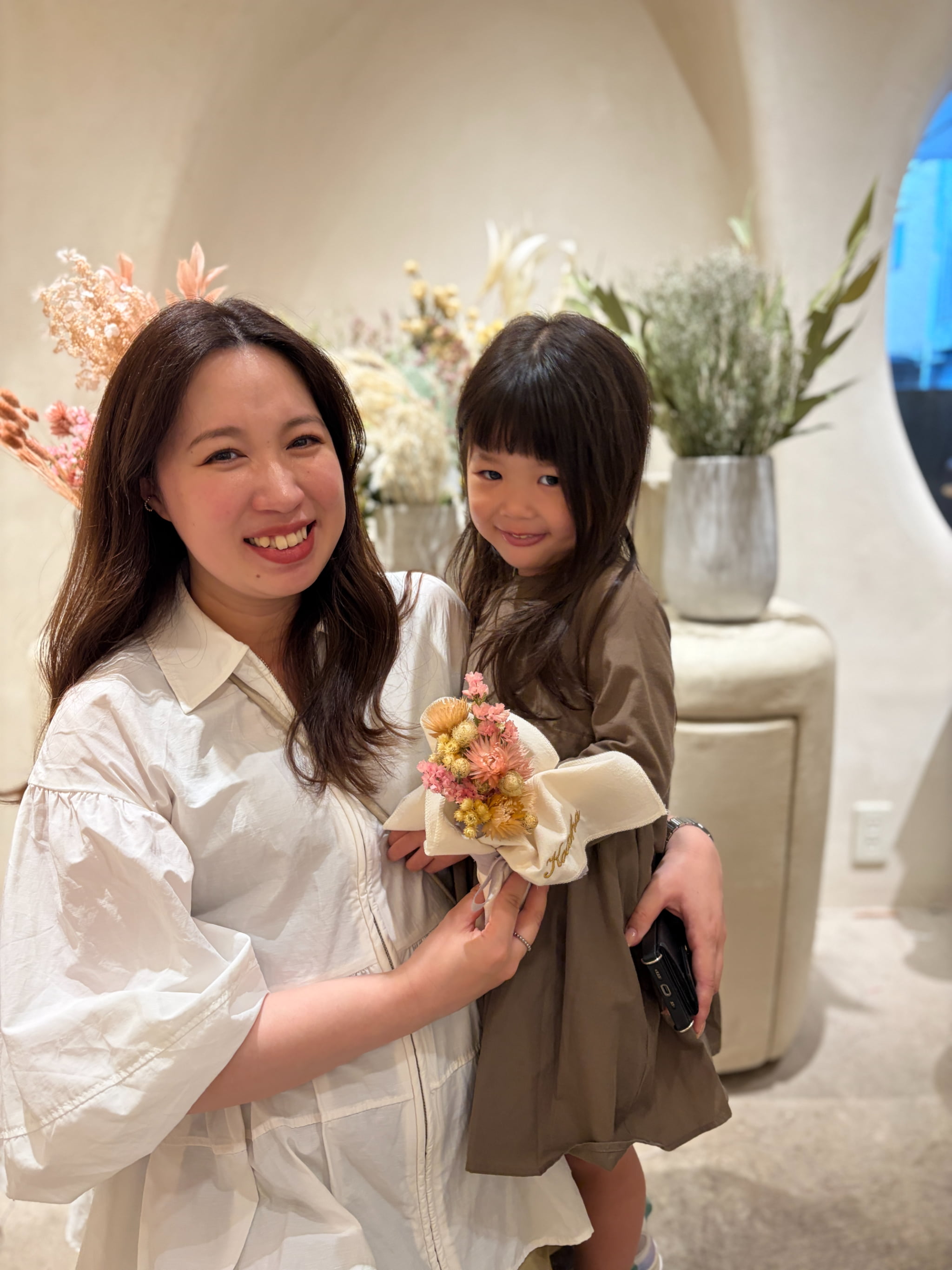 笑顔で作品を受け取るお客様